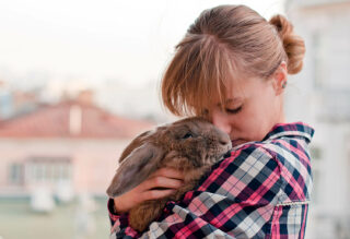 mujer abraza a conejo